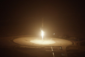 Il Falcon 9 qualche istante prima del suo atterraggio