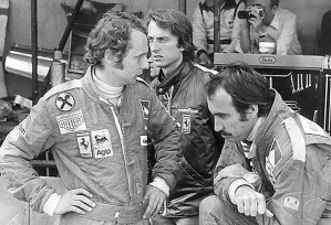 1975, l'atmosfera non è delle migliori in Ferrari e si legge nei volti di Lauda, Montezemolo e Regazzoni
