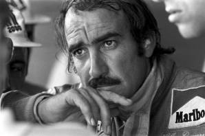 Un bel primo piano di un Clay Regazzoni pensieroso