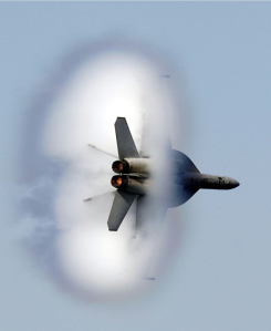 F-18 nel momento esatto in cui si verifica il superamento della barriera del suono