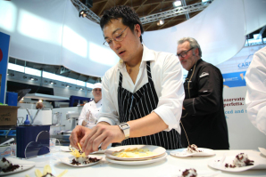 Lo chef Yoji-Tokuyoshi