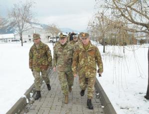 L'ammiraglio Binelli in visita in Kosovo