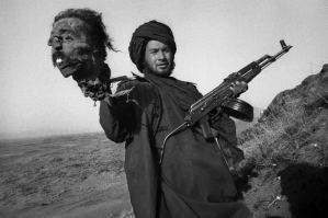 Un mujaheddin e la testa di un soldato governativo dell'esercito sovietico ©Francesco_Cito