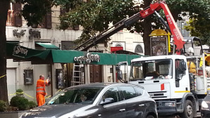 La gru mentre rimuove il gazebo dell'antico Caffè Strega in Via Veneto