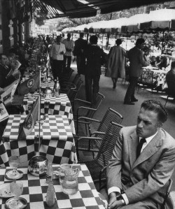 Federico Fellini seduto al tavolino del Caffè Doney di Via veneto