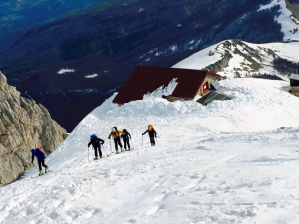 Alcuni alpinisti si portano verso la cima del Corno Grande
