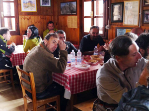 Dopo tanta fatica finalmente si mangia qualcosa di caldo