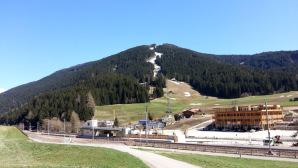Sullo sfondo il Monte Elmo e la nuova stazione ferroviaria di Versciaco