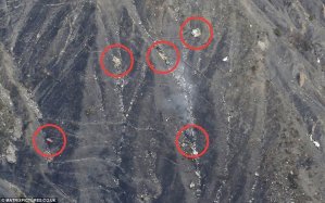 I resti sparpagliati dell'aereo della Germanwings visti da una certa prospettiva