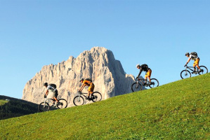 Ciclisti con lo sfondo del Sassolungo