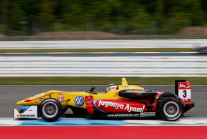 Antonio in azione sulla sua Dallara F312-Volkswagen della Jagonya Ayam-Carlin