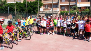 Una foto di gruppo di tutti i partecipanti