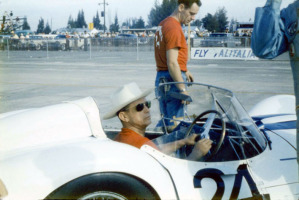 Dave Causey riscaldamento la Maserati Tipo 61 lui e Luke Stear guiderebbe. Notare il parabrezza sovradimensionato richiesta dalla FIA. BARC ragazzi foto