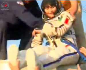 Samantha Cristoforetti mentre viene estratta dalla capsula di atterraggio