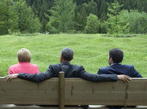 G7, Castello di Elmau (Austria), una foto emblematica con Obama che sembra abbracciare la Merkel e il premier italiano Renzi