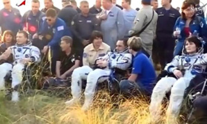 I tre cosmonauti mezz'ora dopo il loro atterraggio sulla Terra