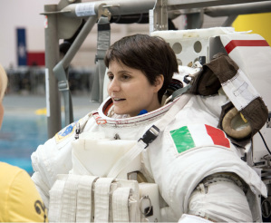 Samanta Cristoforetti dopo aver indossato l'apposita tuta pressurizzata Sokol pressurizzata Sokol al Centro di Addestramento Gagarin. La tuta Sokol protegge gli astronauti durante le fasi di lancio e di atterraggio