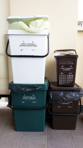 I contenitori distribuiti dalla Volsca Ambiente del Comune di Velletri per lo stoccaggio dei rifiuti differenziati in casa