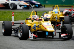 Antonio Giovinazzi, al volante della Dallara F312 a motore Volkswagen, è il pilota di punta del team anglo-indonesiano Jagonya Ayam – Carlin nell'Euro di F.3