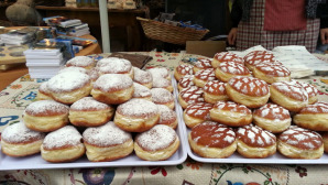 Krapfen alla marmellata e alla crema pasticciera