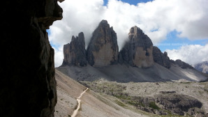 Un splendida prospettiva delle Tre Cime di Lavaredo e il sentiero che conduce al rifugio Locatelli