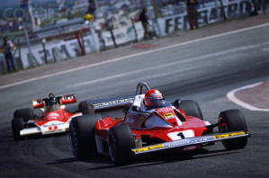 Una fase di un duello fra la Ferrari di Niki Lauda che precede la McLaren di James Hunt