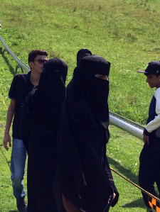 Turiste di origini yemenite dopo aver provato l'emozione della discesa con il bob, coperte con il caratteristico 