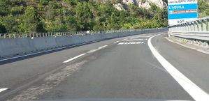 Ecco la precaria condizione dell'asfalto nel tratto autostradale che conduce allo svincolo per l'uscita di Bussi-Popoli
