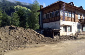 Cumuli di terra e fango hanno sfioarato alcune edifici presenti nel tratto di statale della Val Pusteria