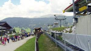 Lunghe file di turisti per provare la discesa con il Fun Bob che scende fino a San Candido