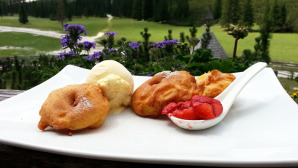 Frittelle di mele con gelato alla vaniglia e fragole