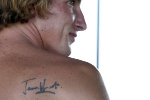 Freddie ha tatuato la firma di suo padre James sulla spalla destra