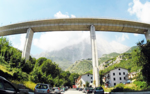 In primo piano i piloni che sorreggono uno dei viadotti che componogono la rete autostradale A24 e A25