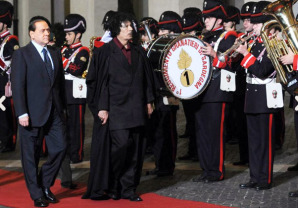 Roma 2009, Berlusconi e Gheddafi. Quella di Roma fu l'ultima visita in Italia del Colonello libico