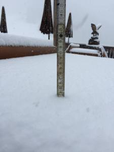 La neve caduta in tarda mattinata a Crosa Rossa, sul rifugio Rudi Hütte