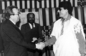Tripoli 1991, Stretta di mano fra Andreotti e Gheddafi dopo la firma su un'intesa sulle armi chimiche