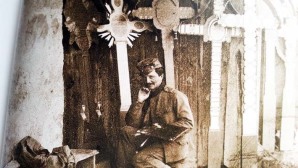 Il pittore Bernard Franzeletto, in una foto d'epoca davanti alle croci per le tombe dei cimiteri militari che lui stesso dipingeva