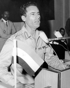 Mu'ammar Gheddafi, dopo il golp del 1969. Insoddisfatto del governo guidato dal re Idris I, giudicato da Gheddafi e da altri ufficiali troppo servile nei confronti di Stati Uniti e Francia, il 26 agosto 1969 si pone alla guida del colpo di Stato organizzato contro il sovrano
