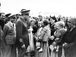 Italo Balbo, designato governatore della Libia da Mussolini, visita i coloni italiani a Tripoli 