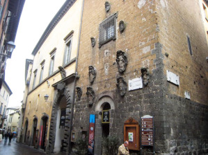 Il Palazzo dei Sette con la Torre del Moro, recentemente restaurato e adibito a centro culturale, appartenne all'antica famiglia dei Della Terza