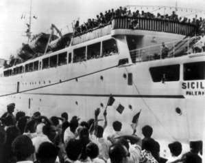 1970, la nave «Sicilia» con i profughi italiani pronti a sbarcare nel porto di Napoli, mentre la popolazione locale li festeggia