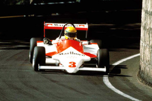 Ayrton Senna in azione sul circuito di Macao nel 1983 