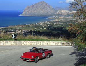 Una fase della Targa Florio Classica nella splendida cornice di Erice