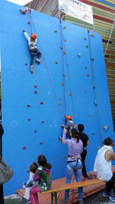 Palestra d'arrampicata allestita nello spazio della rassegna aquilana © masman communications