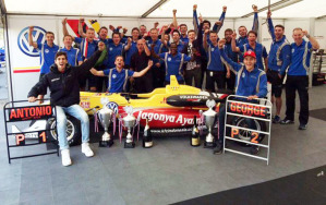 La squadra di Antonio Giovinazzi al completo festeggia la sua vittoria nel Master di Zandvoort