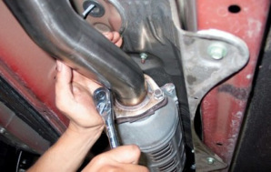 L'immagine di una marmitta di un'autovettura, dove un collettore di scarico è collegato ad un catalizzatore