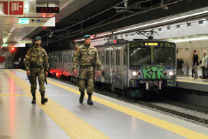 Due Lagunari dell'Esercito in pattuglia nella metropolitana di Roma