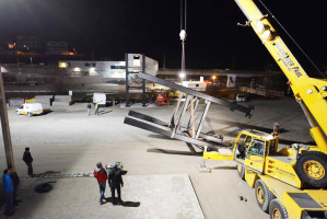 Sullo sfondo la stazione ferroviaria di Versciaco mentre i tecnici lavorano alla messa in opera del ponte di collegamento con il centro Punka di Monte Elmo