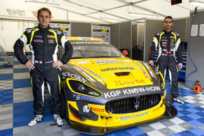 Giuseppe Fascicolo e Mauro Calamia posano con la loro Maserati GranTurismo MC GT4 dello Swiss Team, prossimamente impegnati nella gara francese di Pau