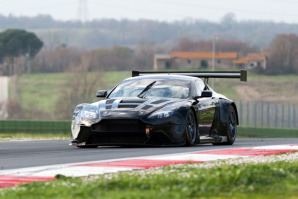 La Aston Martin Vantage GT3 dell'equipaggio composto da Francesco Sini e Max Mugelli della Solaris Motorsport. Mugelli: «La vettura ha impressionato per la trazione e la frenata, anche se per regolamento saremo costretti a montare avremo due restrittori da 41,5 mm».